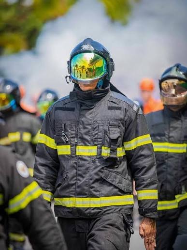 Bombeiro militar em equipamento de combate a incêndio