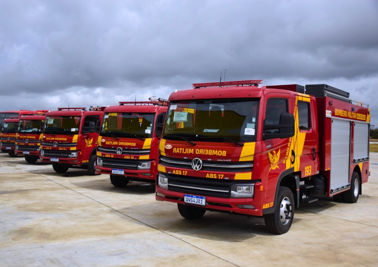 Frota de viaturas do Corpo de Bombeiros Militar de Alagoas enfileirada