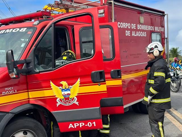 Viatura do Corpo de Bombeiros Militar de Alagoas com bombeiro em serviço